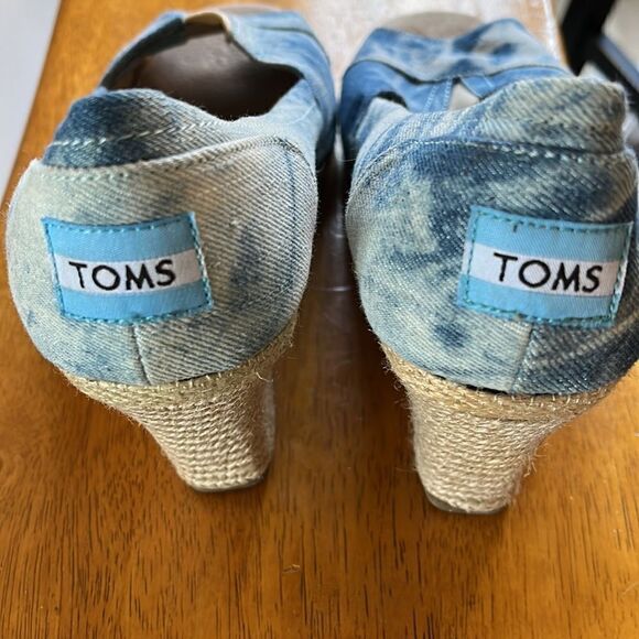 EUC WOMEN’S SIZE 8.5 TOMS TIE DYE DENIM ESPADRILLES WEDGES OPEN TOE HEELS - Picture 2 of 7